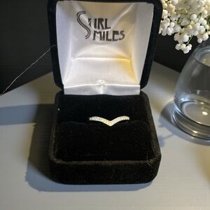Sterling Silver Moissanite Chevron V Ring – Size 8 – New